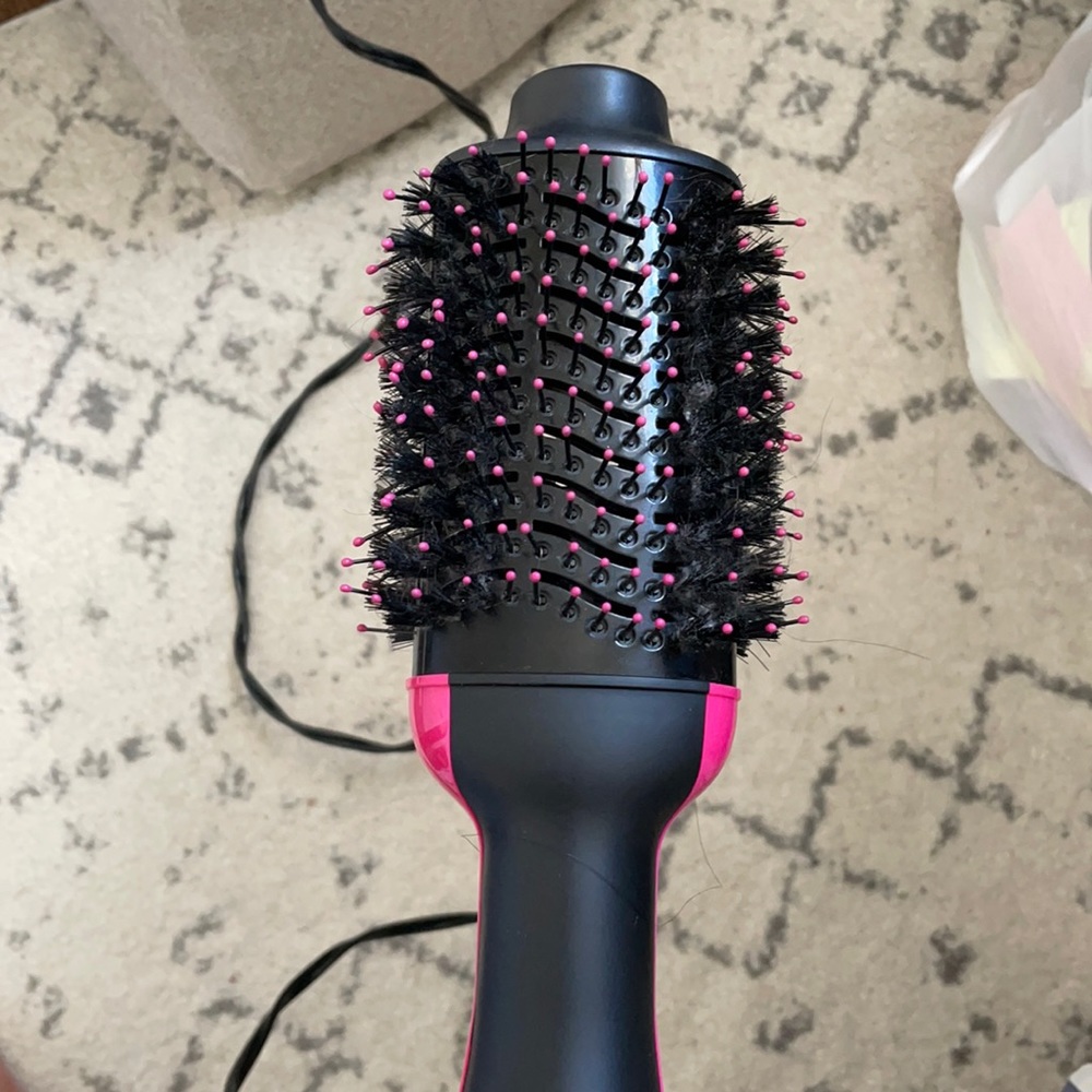 REVLON One-Step Hair Dryer And Volumizer Brush